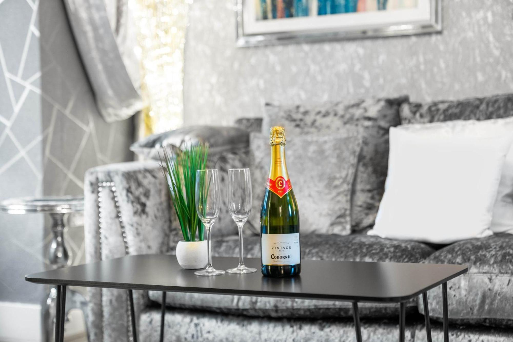 Luxury 1 Bed Flat With Parking 11K - Top Rated - Netflix - Wifi - 70 Inch Smart Tv - Birmingham City Centre - Tv In Bedroom - Top Rated Εξωτερικό φωτογραφία