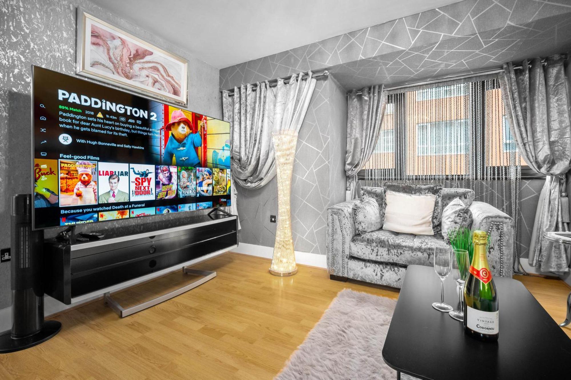 Luxury 1 Bed Flat With Parking 11K - Top Rated - Netflix - Wifi - 70 Inch Smart Tv - Birmingham City Centre - Tv In Bedroom - Top Rated Εξωτερικό φωτογραφία