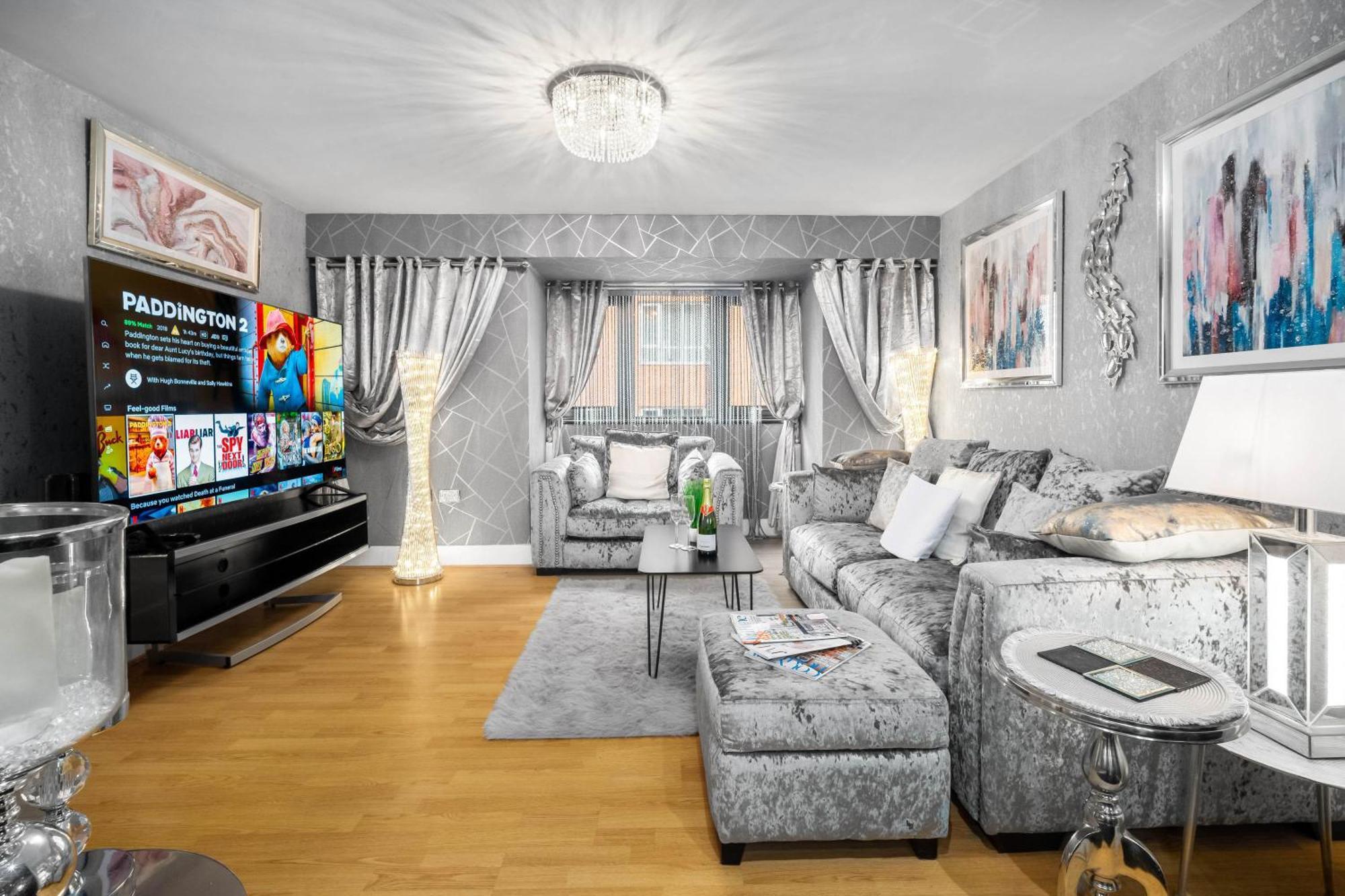 Luxury 1 Bed Flat With Parking 11K - Top Rated - Netflix - Wifi - 70 Inch Smart Tv - Birmingham City Centre - Tv In Bedroom - Top Rated Εξωτερικό φωτογραφία