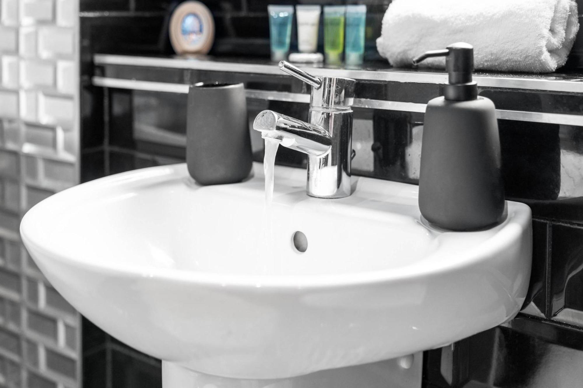 Luxury 1 Bed Flat With Parking 11K - Top Rated - Netflix - Wifi - 70 Inch Smart Tv - Birmingham City Centre - Tv In Bedroom - Top Rated Εξωτερικό φωτογραφία